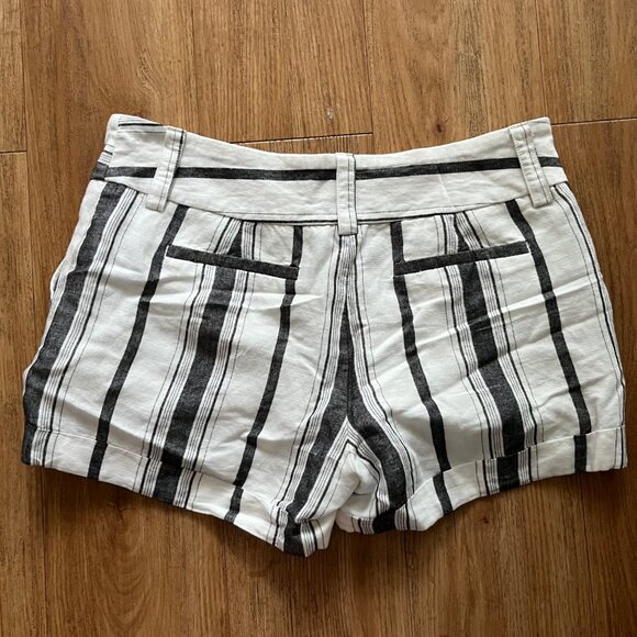 Express Mid Rise Pull On Trouser Shorts Stripe White Black Women’s Size 4 - Picture 3 of 7